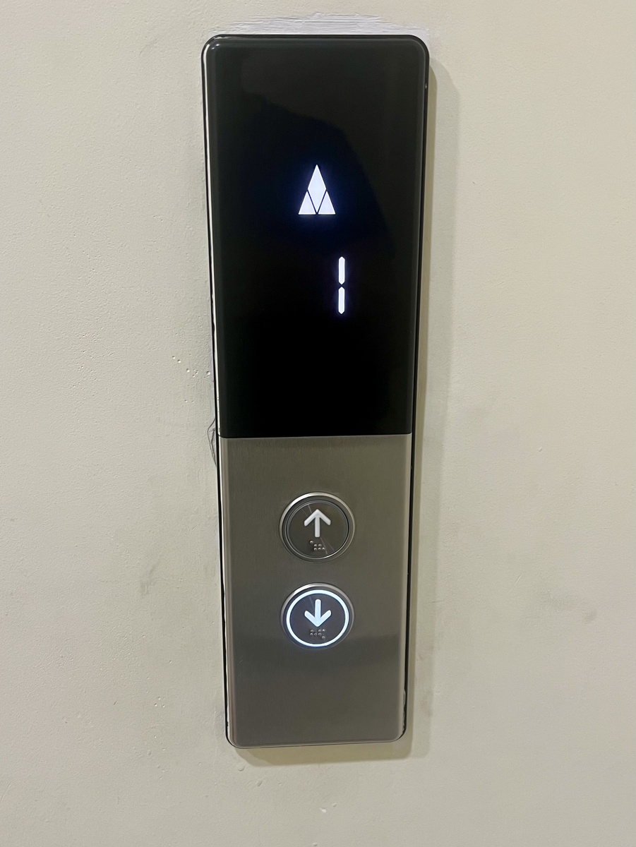 Относительно современный лифт