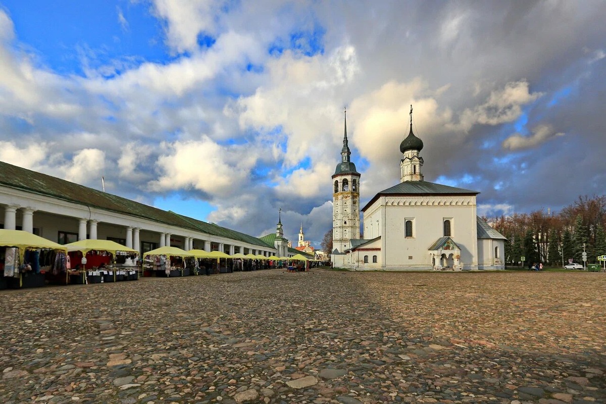Евфросиньевская ярмарка разместится на Торговой площади города, где находятся несколько любопытных достопримечательностей, среди которых Торговые ряды, Воскресенская и Казанская церкви. Фото: Александр / Яндекс Карты