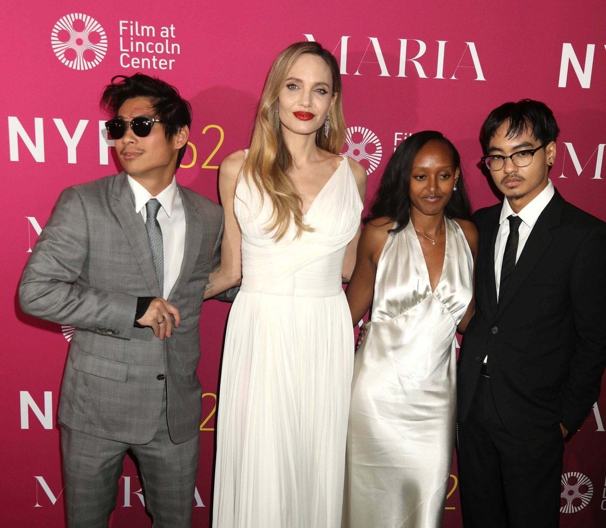    Анджелина Джоли с детьми Паксом, Захарой и Мэддоксом