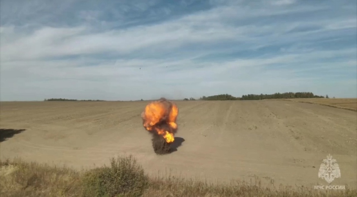    Пиротехники МЧС России обезвредили 103 суббоеприпаса кассетной ракеты Хаймарс в курском приграничье