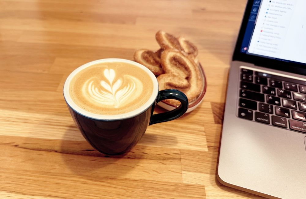 Для капучино идеально подойдет двухбойлерная машина: один бойлер готовит эспрессо, другой подает пар для взбивания молока 