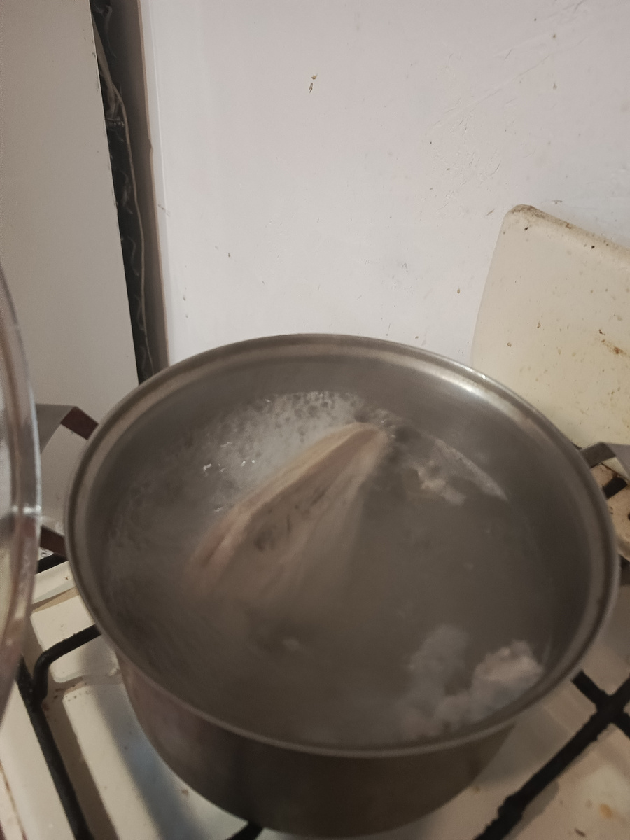 Варим бульон и подготавливаем овощи.