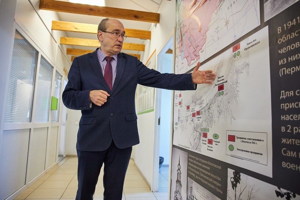    Автор экспозиции, преподаватель Пермского государственного гуманитарно-педагогического университета Андрей Маткин. Николай ОБЕРЕМЧЕНКО