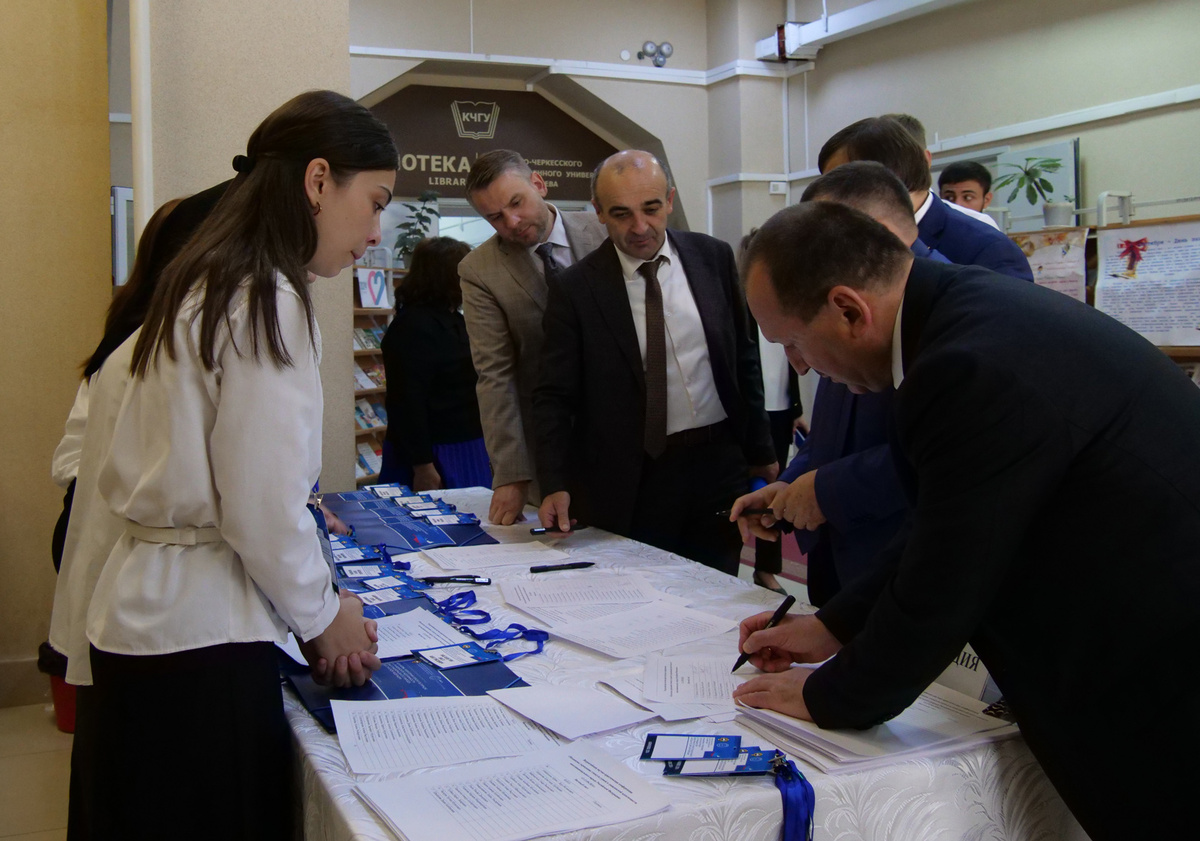 Почетные гости, прибывшие на конференцию, проходят регистрацию. Участников конференции приветствует помощник полномочного представителя Президента РФ в СКФО Айдамир Валиев. Фото Лейлы ЭБЗЕЕВОЙ.