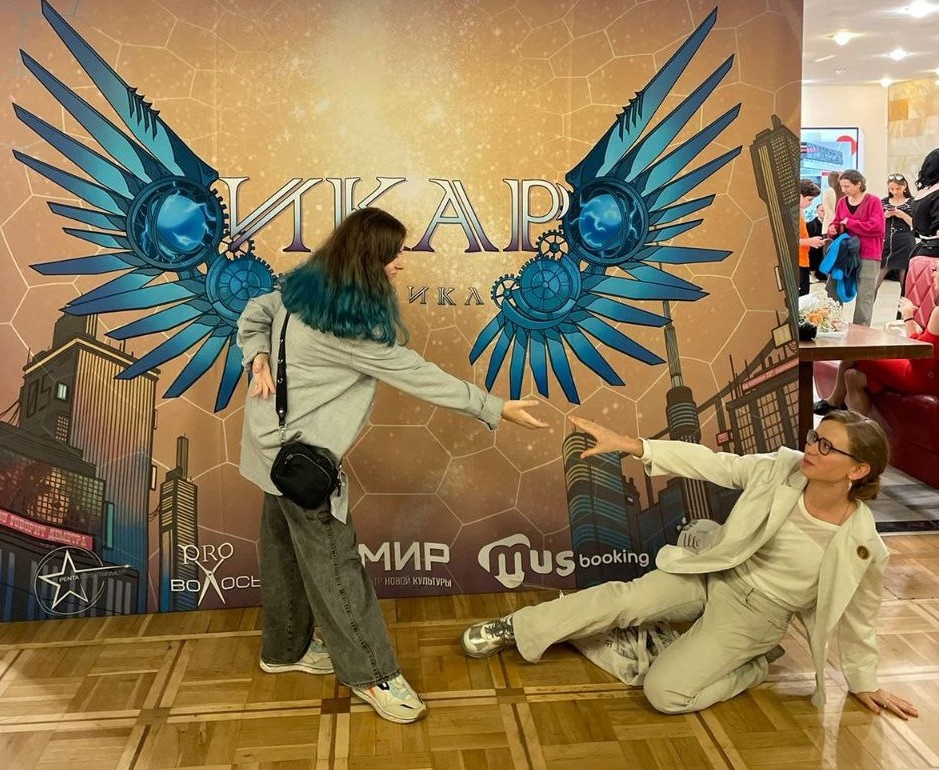 Соня и её подруга Лейла в образах Икара и Брута изображают сцену из спектакля