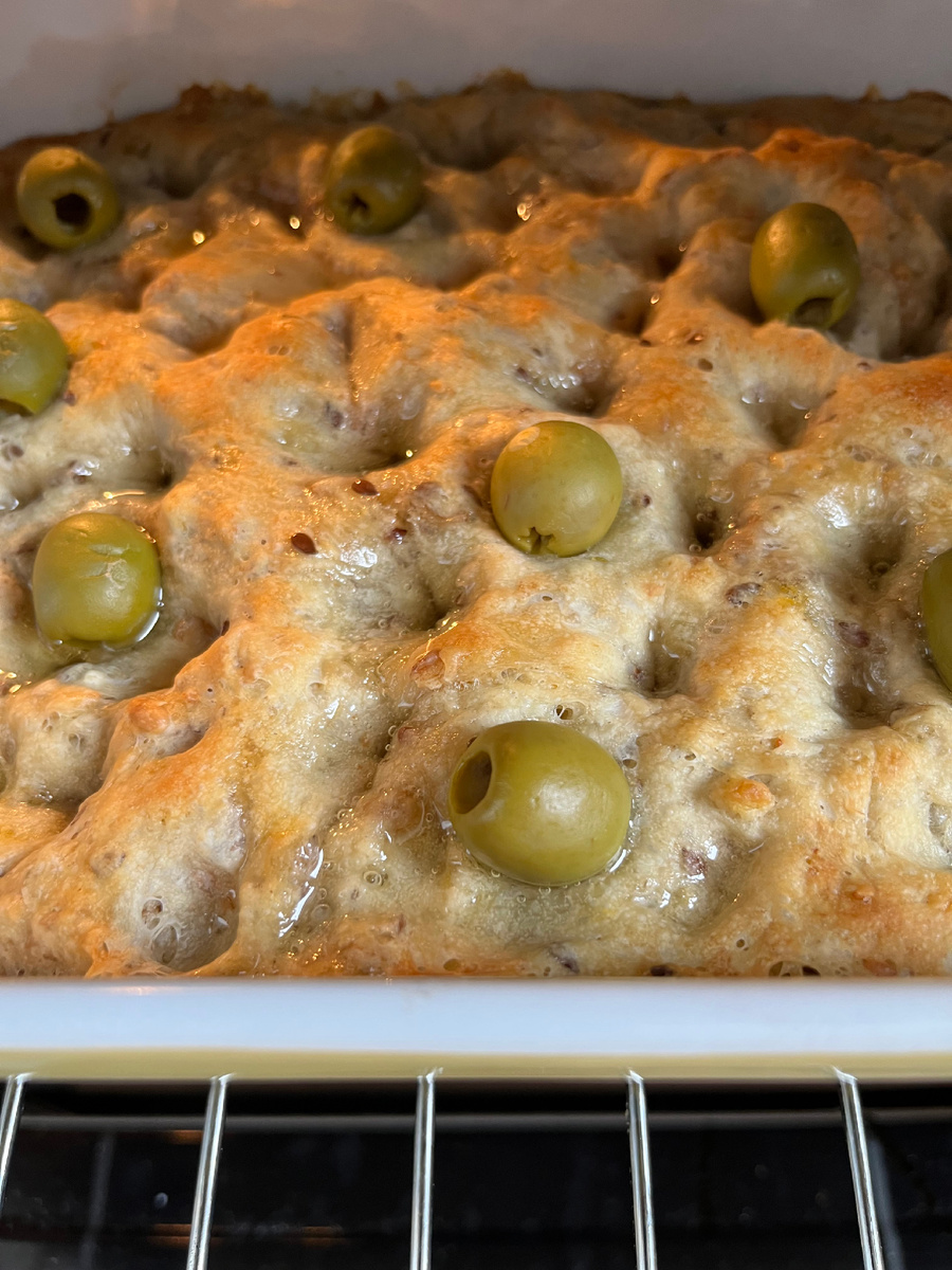 Фото из ресторанов хвастаться не люблю, а вот свою фокаччу покажу. 