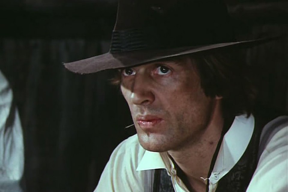 В галерее – кадры с Абдуловым из фильма Говорухина «В поисках капитана Гранта» 