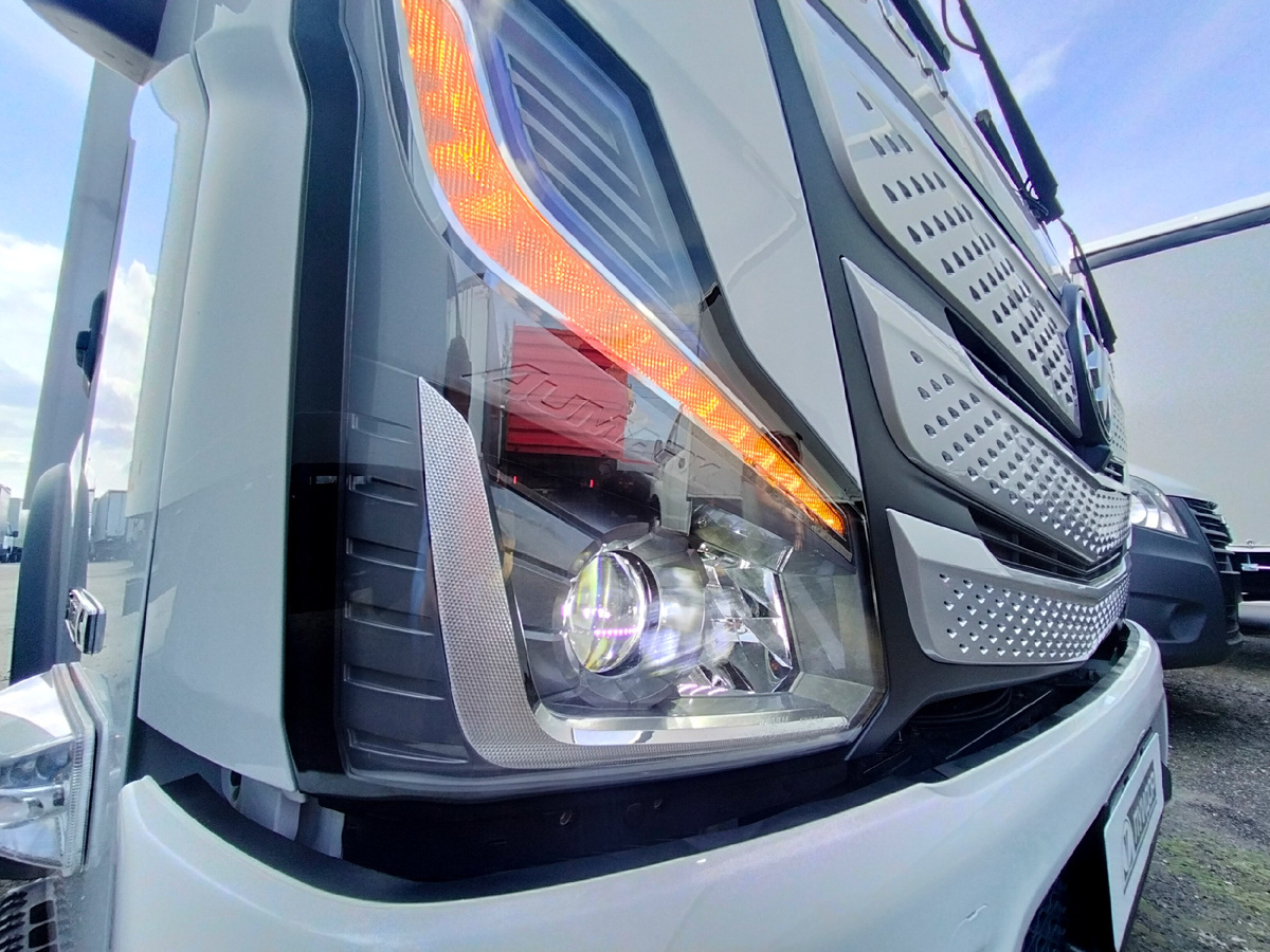 Передние фары полностью светодиодные