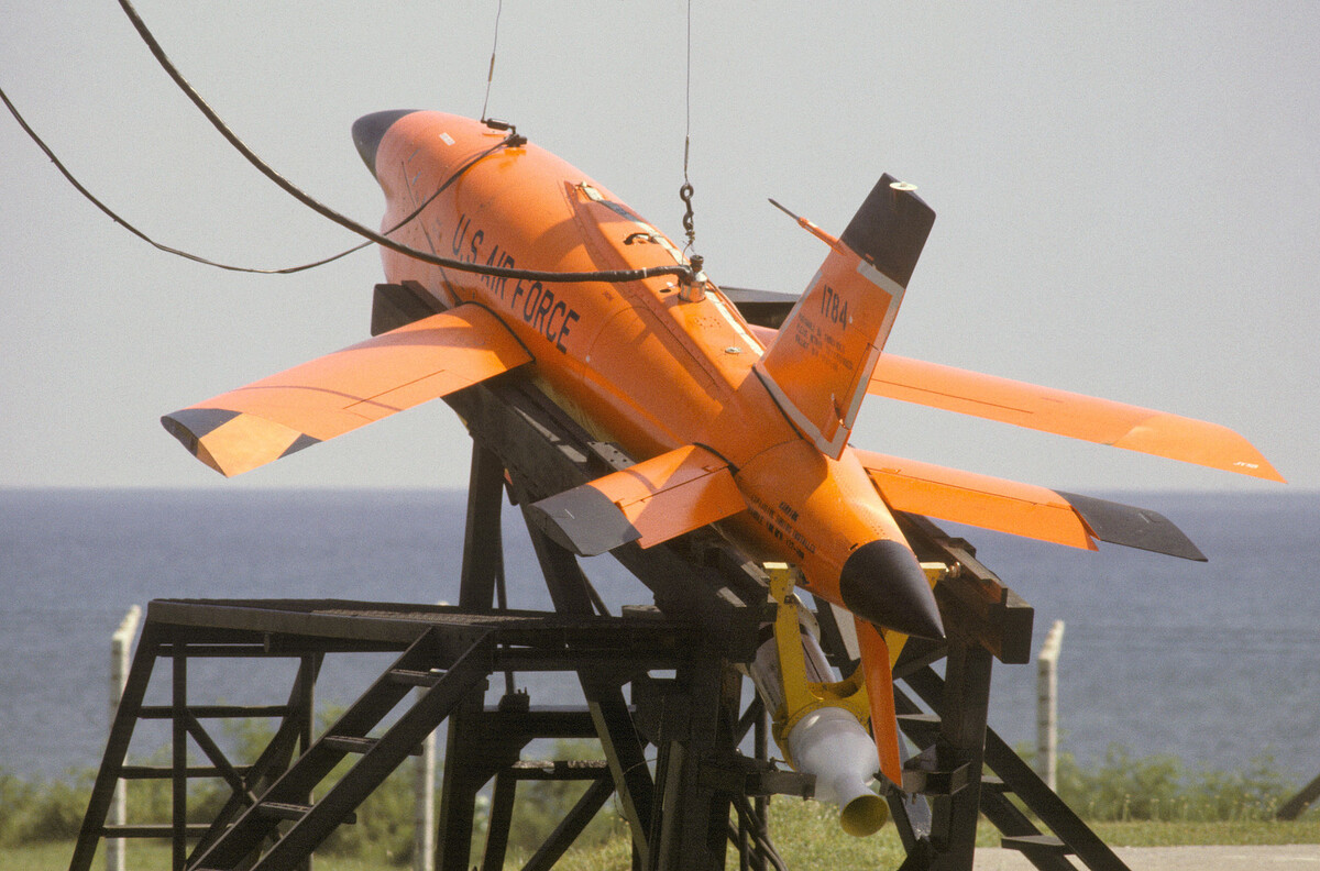 Аппарат A BQM-34 "Firebee" на наклонной пусковой установке