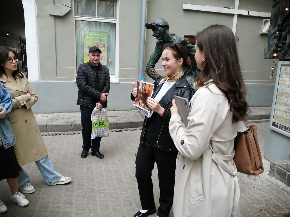 Студентки 2 курса Высшей школы менеджмента Валеева Э. и Хисматуллина Р. проводят экскурсию по местам романа «Мастер и Маргарита»