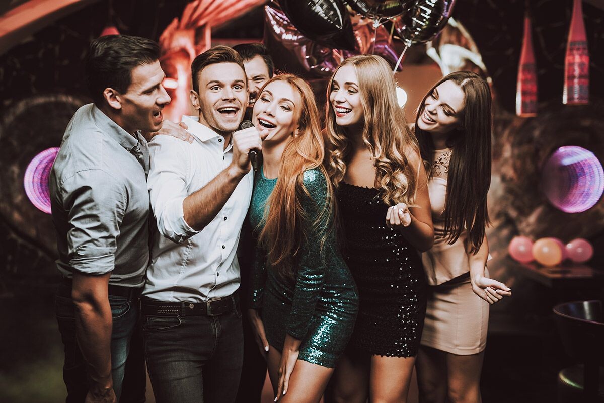 Собрались с друзьями в караоке-клуб, но не знаете, что спеть? Сейчас расскажем. Источник: Shutterstock📷
