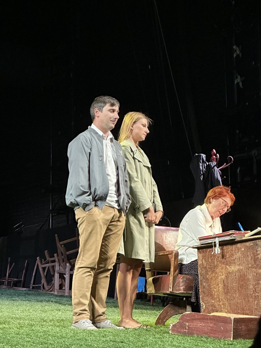 Митя (Антон Коршунов), Катя (София Сливина) и судья (Виктория Верберг). «С любимыми не расставайтесь». МТЮЗ. Фото автора.