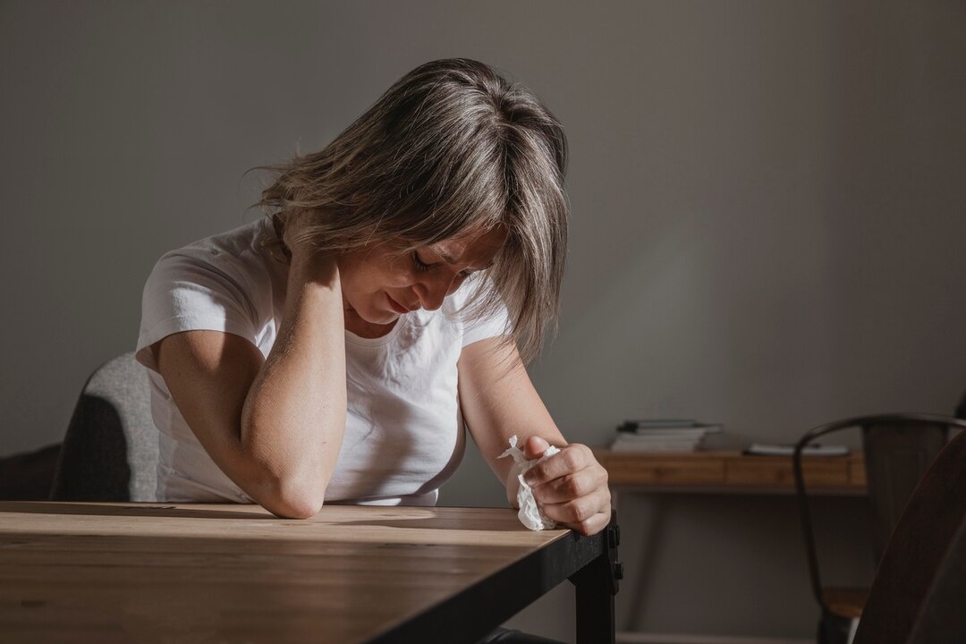 https://ru.freepik.com/free-photo/adult-woman-stressing-out-home_11198887.htm#fromView=search&page=1&position=12&uuid=5116b089-f0a4-446a-af24-0aef2179b6ba