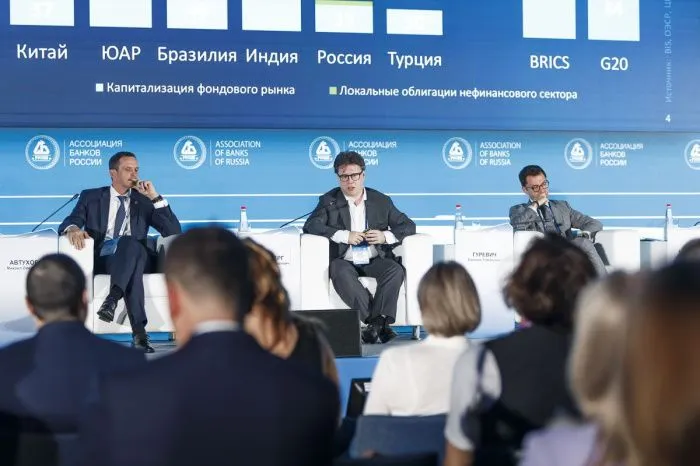 На сессии «Финансирование структурной трансформации российской экономики: где брать деньги?» обсудили источники привлечения длинных денег в условиях санкций, финансирование ключевых проектов и другие вопросы. Фото: Ассоциация банков России 