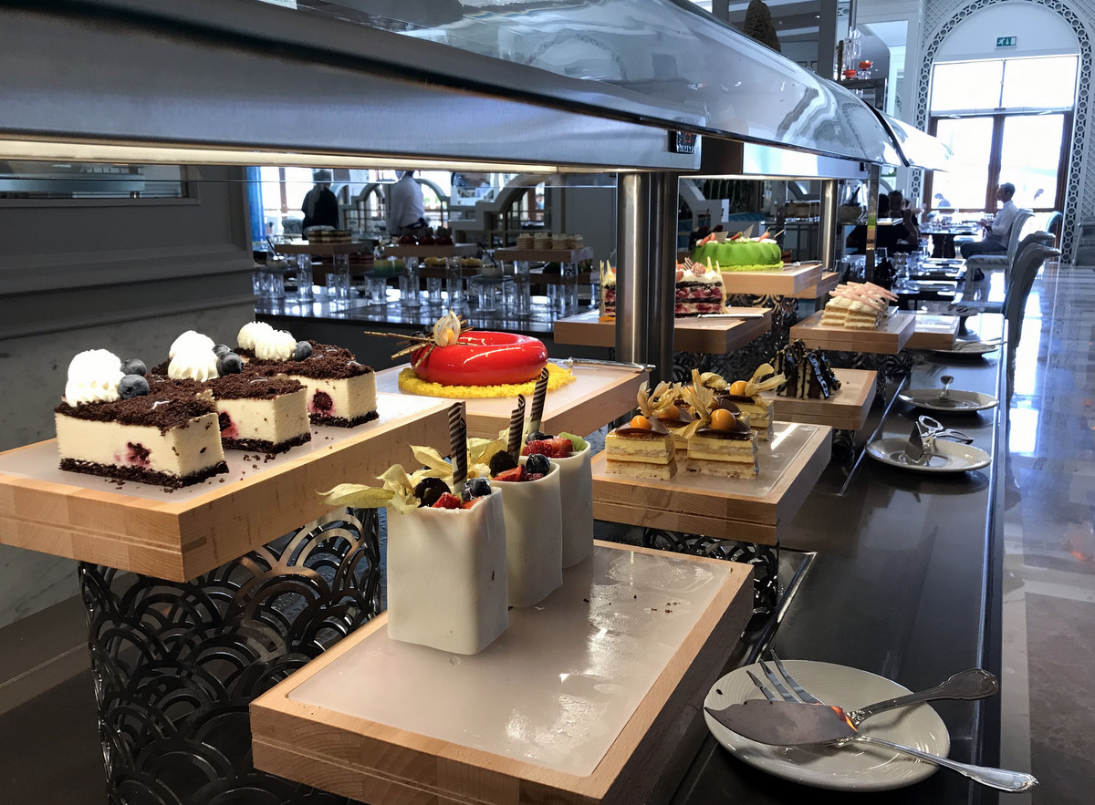     Десерты на шведской линии в отеле Турции. © "Интерфакс". Андрей Щетинин