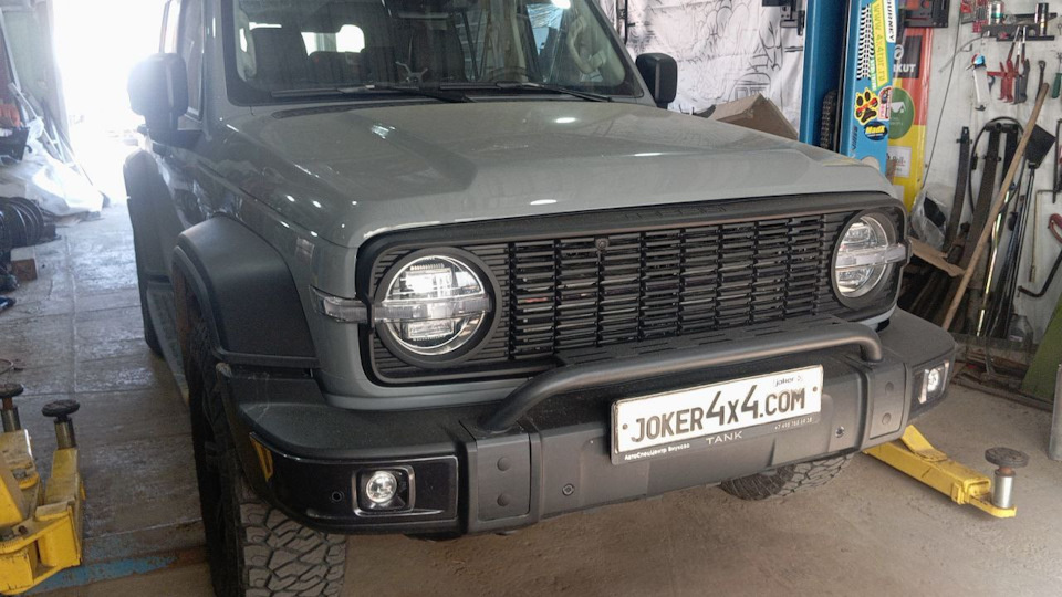 TANK 300 с тюненой решеткой радиатора и дугой на бампере