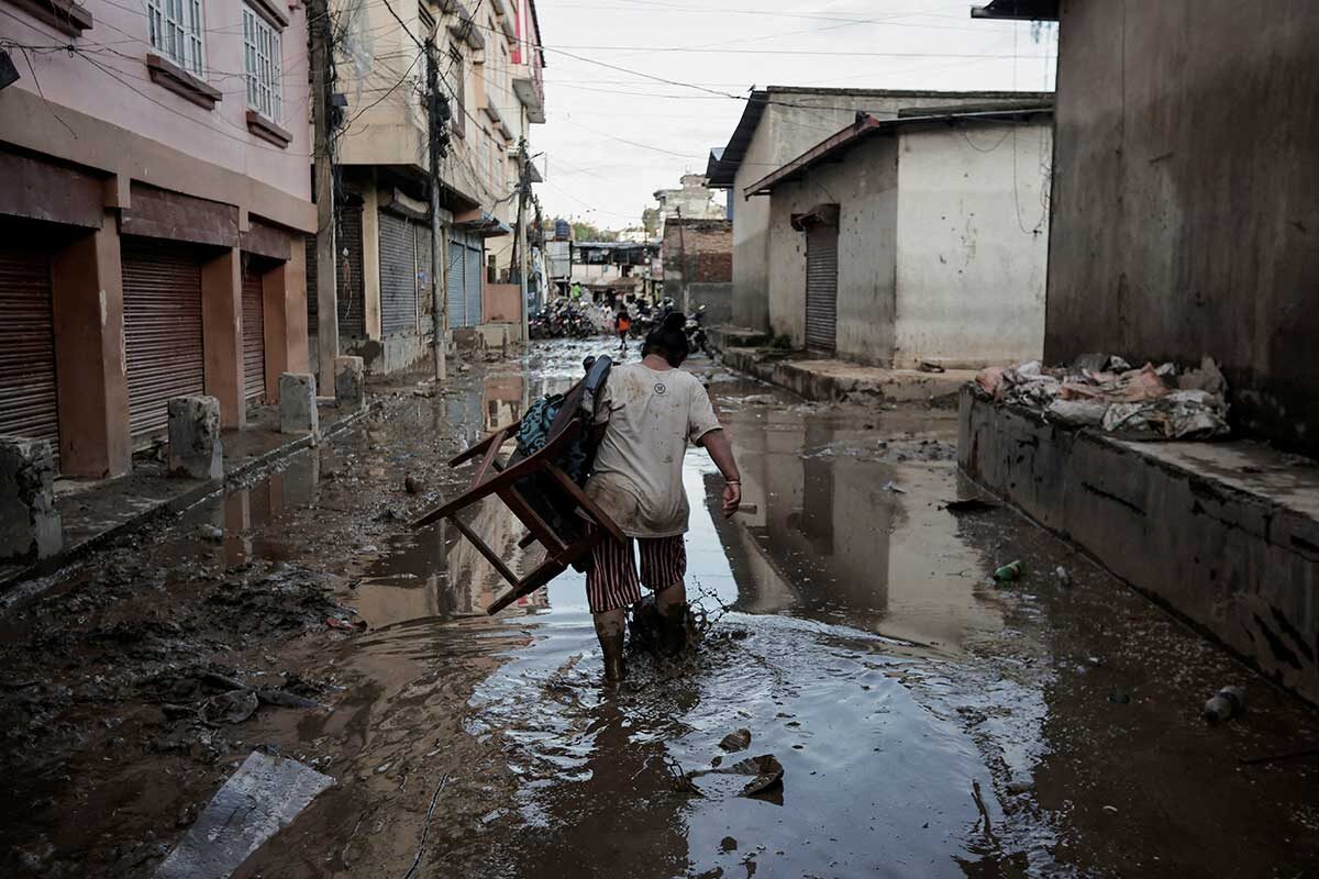 Navesh Chitrakar / Reuters📷Жилой район, затопленный разлившейся рекой Багмати после проливных дождей в Катманду. 29 сентября 2024 года