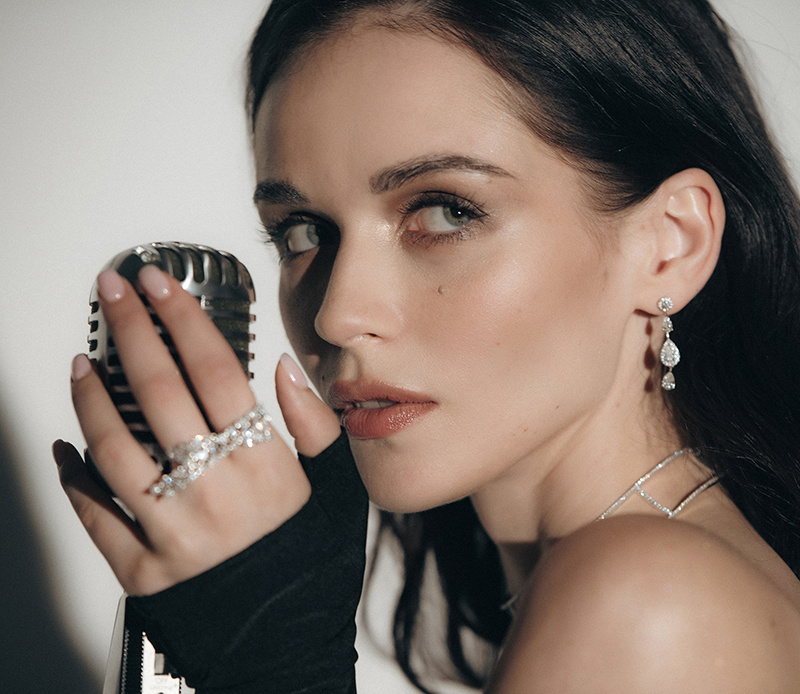 Софья Синицына в колье Glam'Azone, серьгах Princess Joy и кольце Once Upon A Time, все Messika