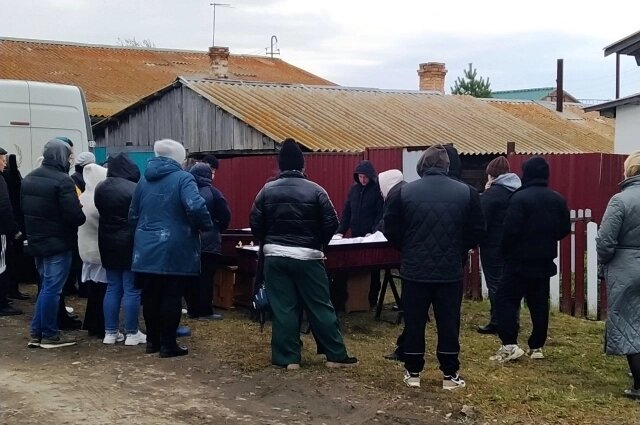    Сначала возле дома семьи с погибшими простились родственники. Фото:  АиФ/ Татьяна Бахтигозина