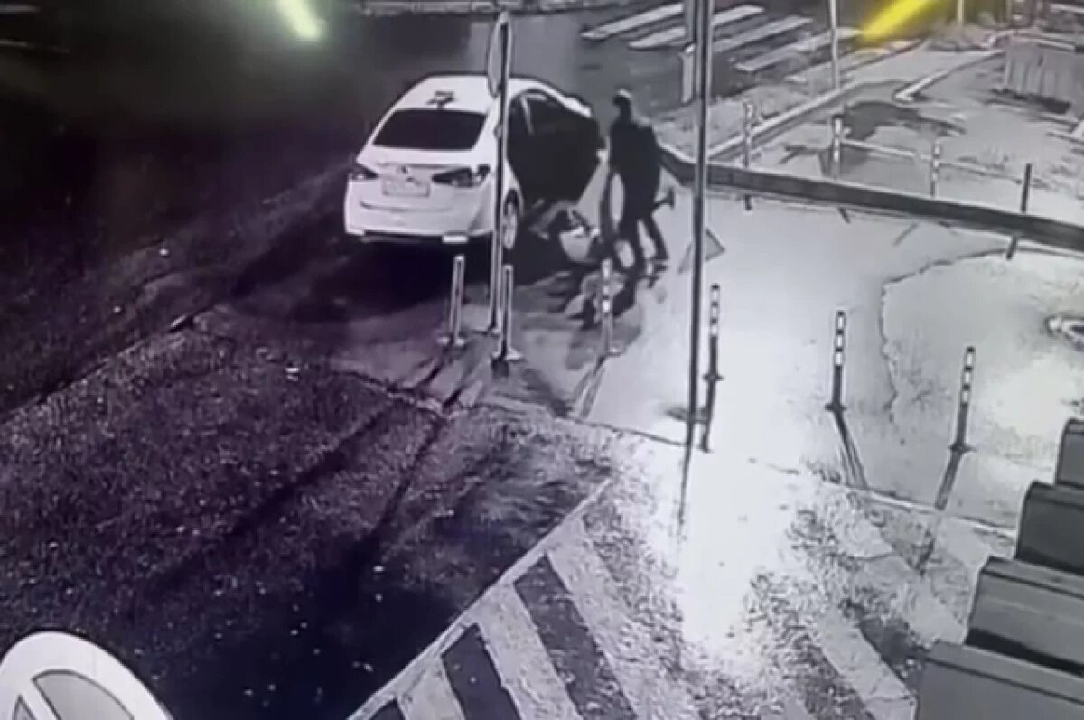    В Балашихе таксист избил пассажирку и за ногу выкинул ее из машины