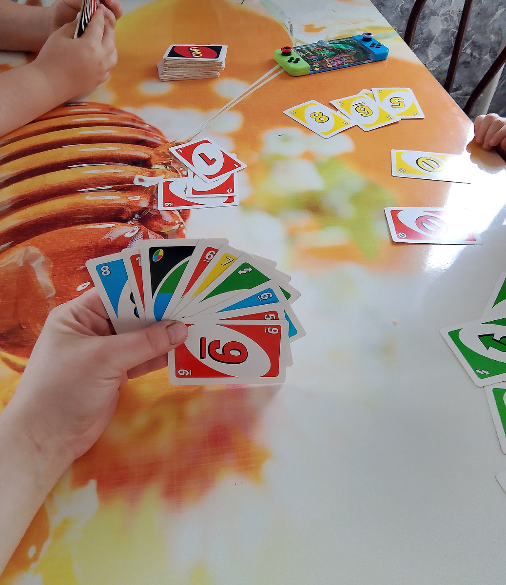 Дети просят поиграть, любимая игра это Уно, с сыном играем на равных а вот дочке помогаем