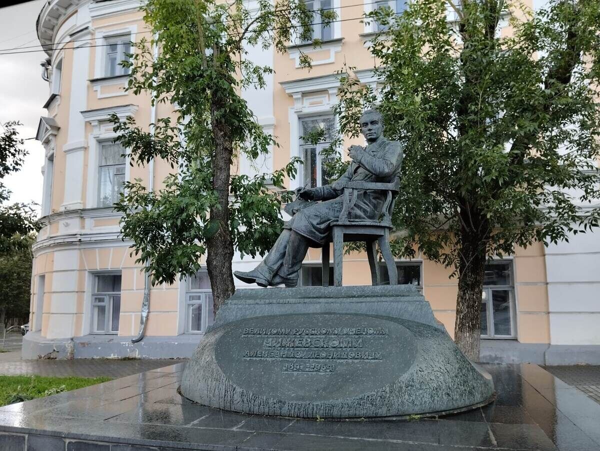 Памятник Чижевскому на улице Ленина. Фото автора.