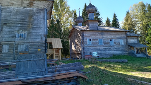 Старая деревянная церковь 17 века и старинная каменная кладка вокруг погоста. (Деревянное зодчество Архангельской области)