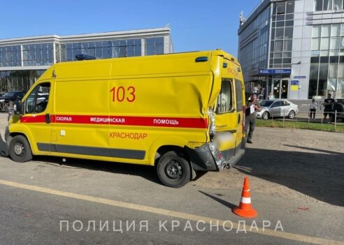 



📷


В результате ДТП травмы получили двое пассажиров маршрутки (молодой человек и девушка), водитель и фельдшер медучреждения. Пострадавших доставили в больницу. По факту аварии проводится проверка, сообщили в пресс-службе городского управления МВД.Ранее «Краснодарские известия» писали, что в станице Старокорсунской вечером 29 сентября столкнулись рейсовый автобус и фура.По последним данным, погиб водитель грузовика и пострадали 29 пассажиров автобуса. СК возбудил уголовное дело.