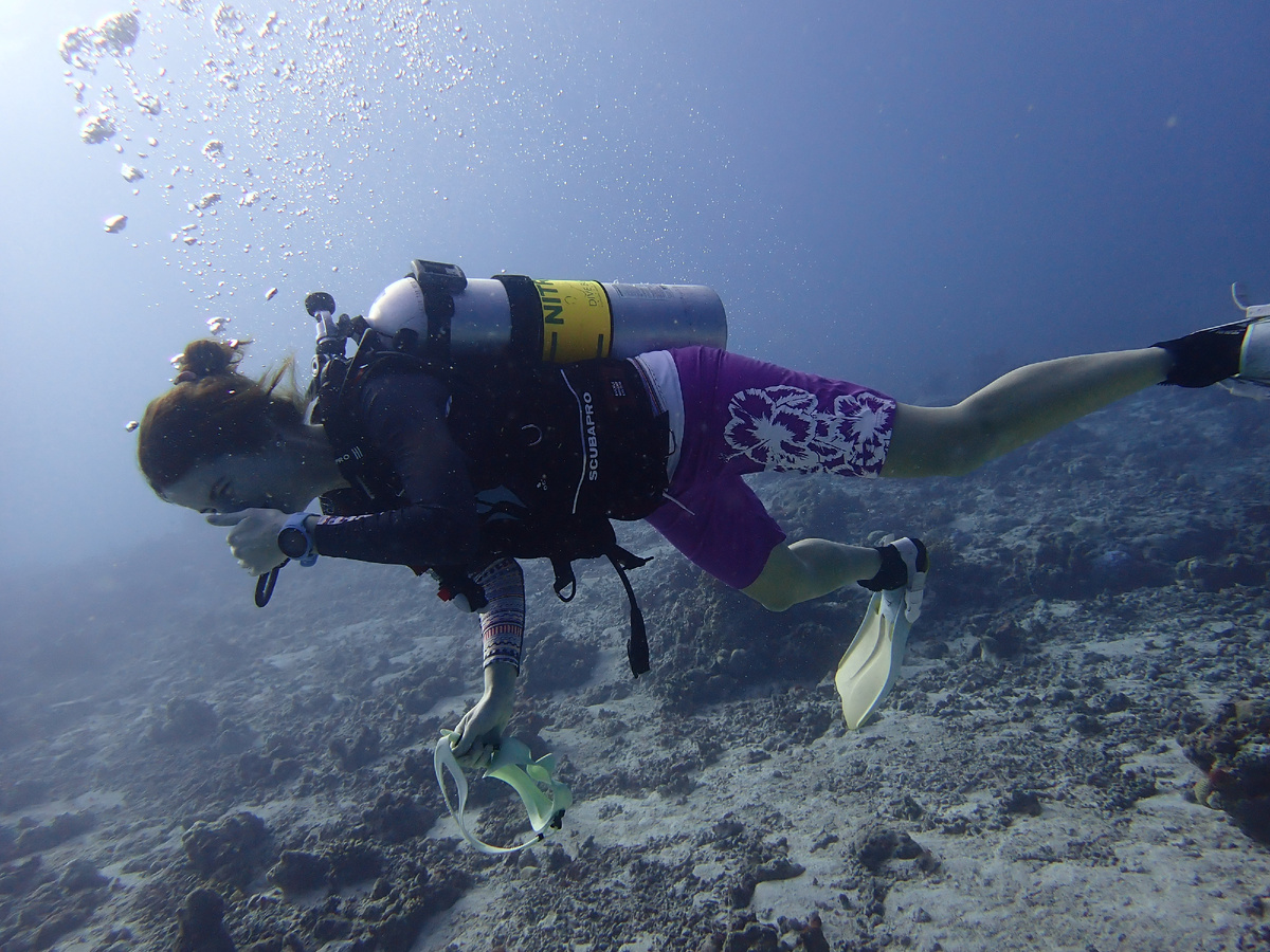 Фото с дайвинга на Мальдивах просто для привлечения внимания. На самом деле ничего страшного не происходит тут я смеюсь.