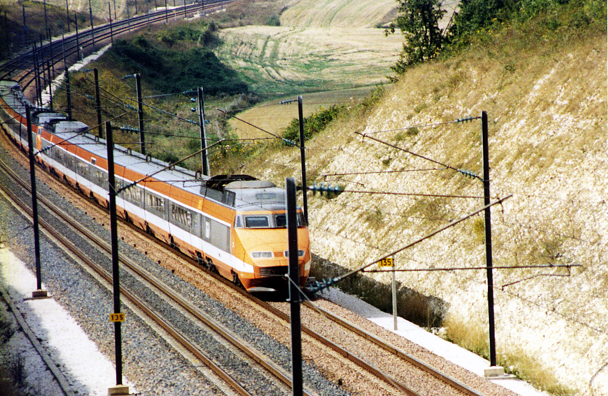 Поезд TGV PSE на линии Париж-Лион в оригинальной оранжевой раскраске (1987 год). Источник фото: ru.wikipedia.org Авторство: Phillip Capper. https://www.flickr.com/photos/flissphil/6057963/TGV, Burgundy, 1993, CC BY 2.0, https://commons.wikimedia.org/w/index.php?curid=302647