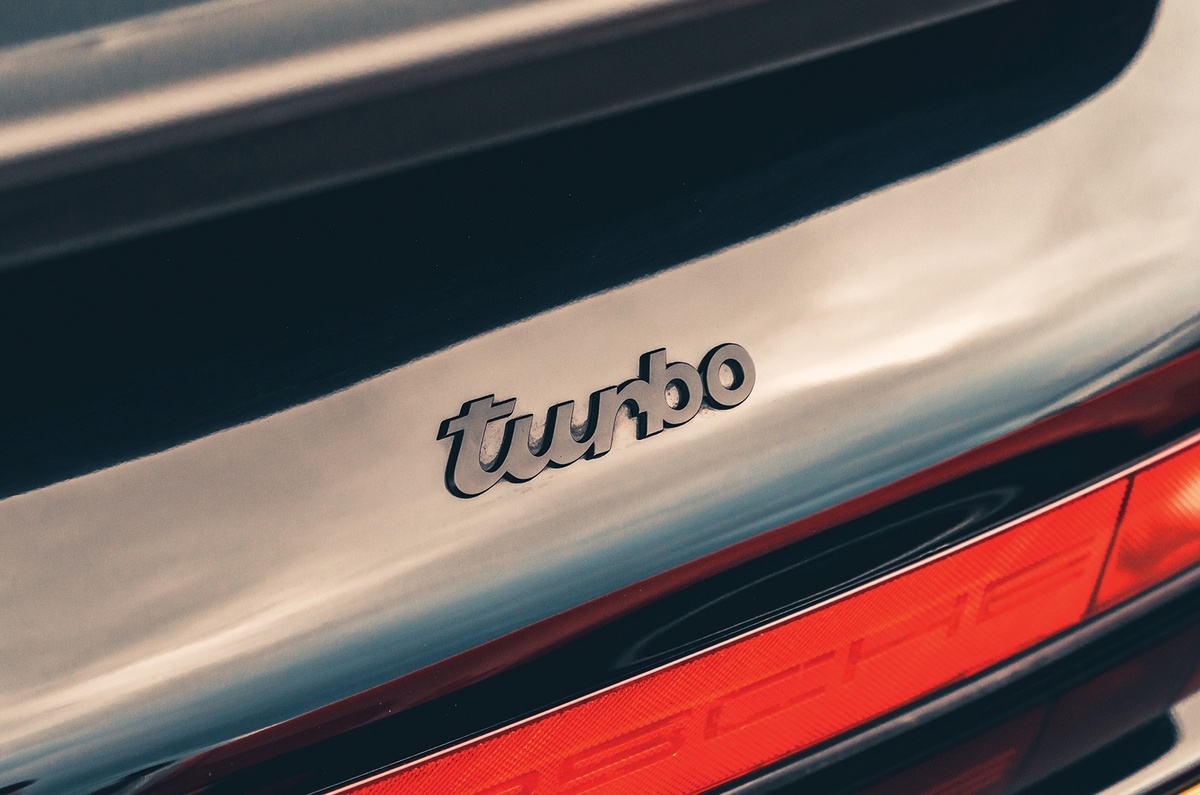 Подпись «turbo» курсивом под необъятным «китовым» антикрылом Porsche.