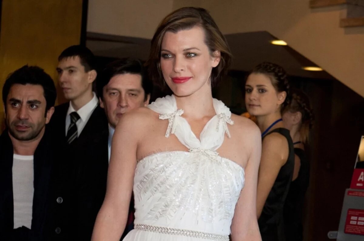    Мила Йовович уволила украинскую домработницу за отказ говорить по-русски