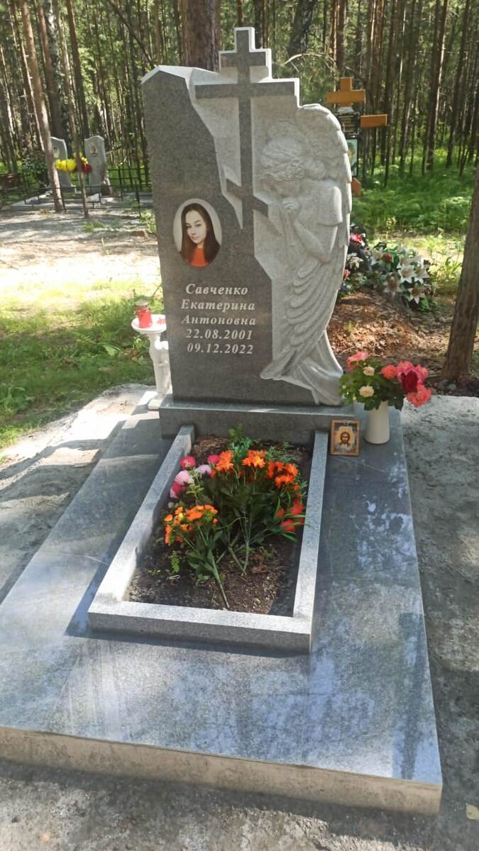 В день установки  памятника, сказали не трогать, не протирать