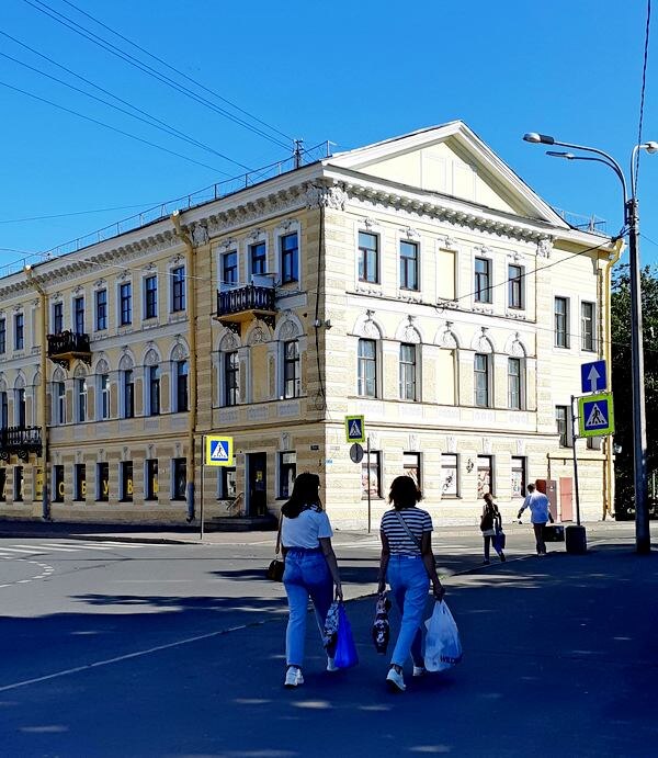 На перекрёстке улицы Комомола с Интернациональной. с видом на дом купца Дружинина /фото из личного архива, 2021/