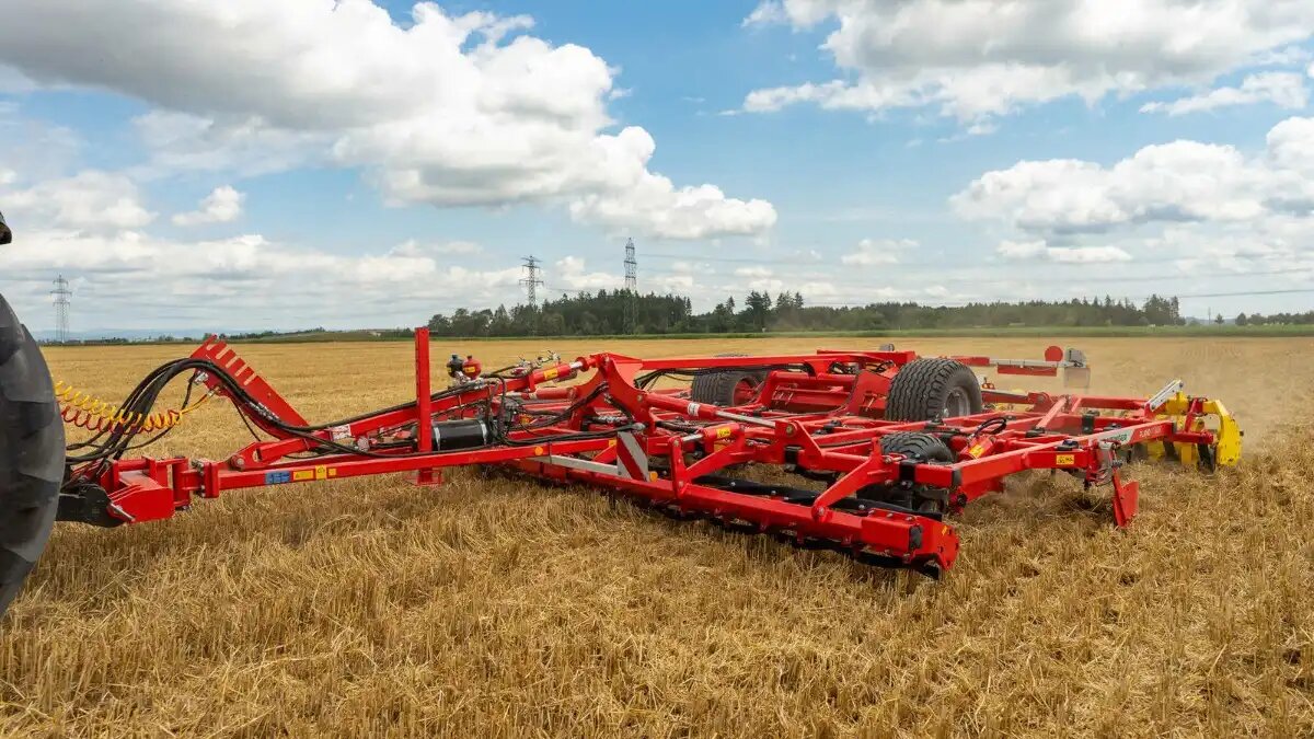 Фото: poettinger.at Новый культиватор Pöttinger Plano VT 6060 в поле