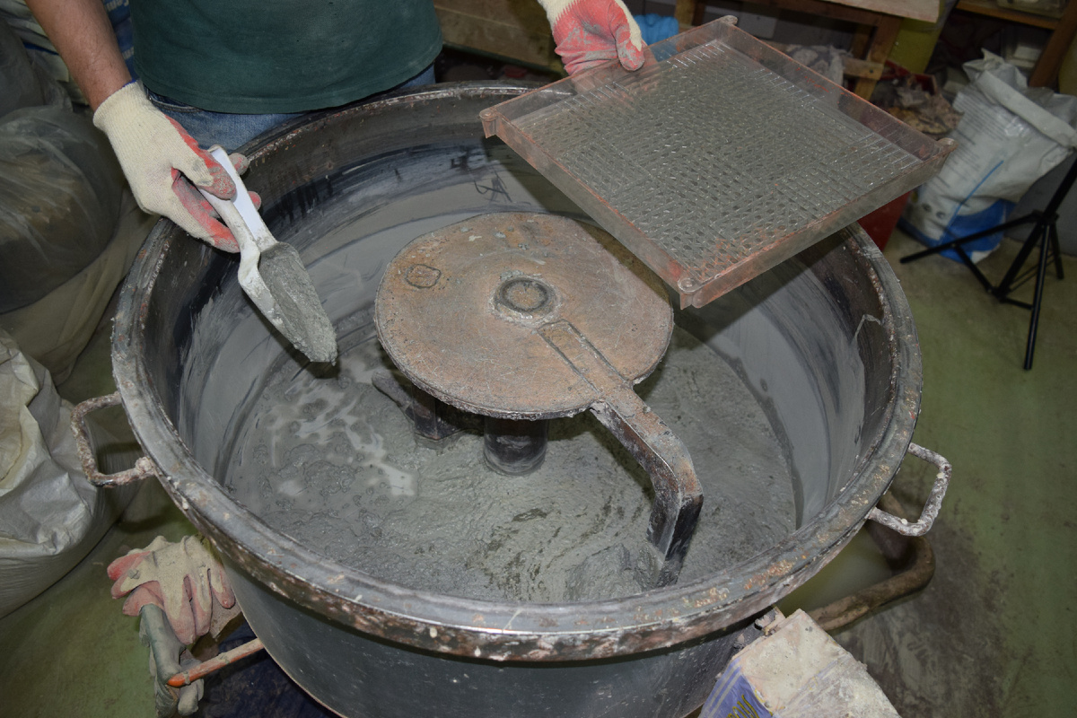 Для замеса по технологии Систром требуется 4 основных компонента - цемент, песок, пластификатор и вода + пигменты для создания "мраморного" рисунка.