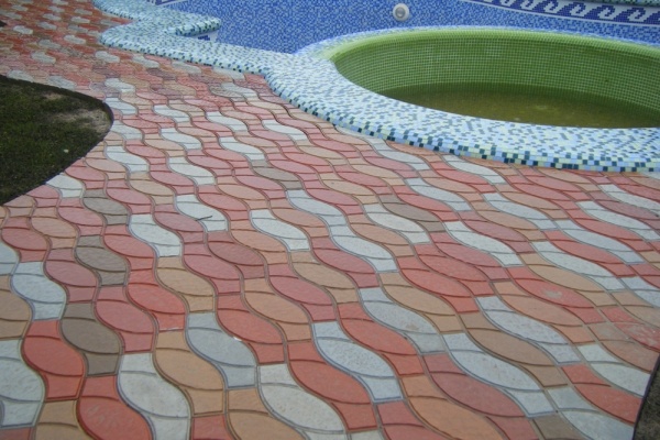 Прочность на сжатие тротуарной плитки Систром достигает 1000 кг на кв.см, а прочность на изгиб - 176 кг/кв.см., при этом выглядит она очень эстетично.