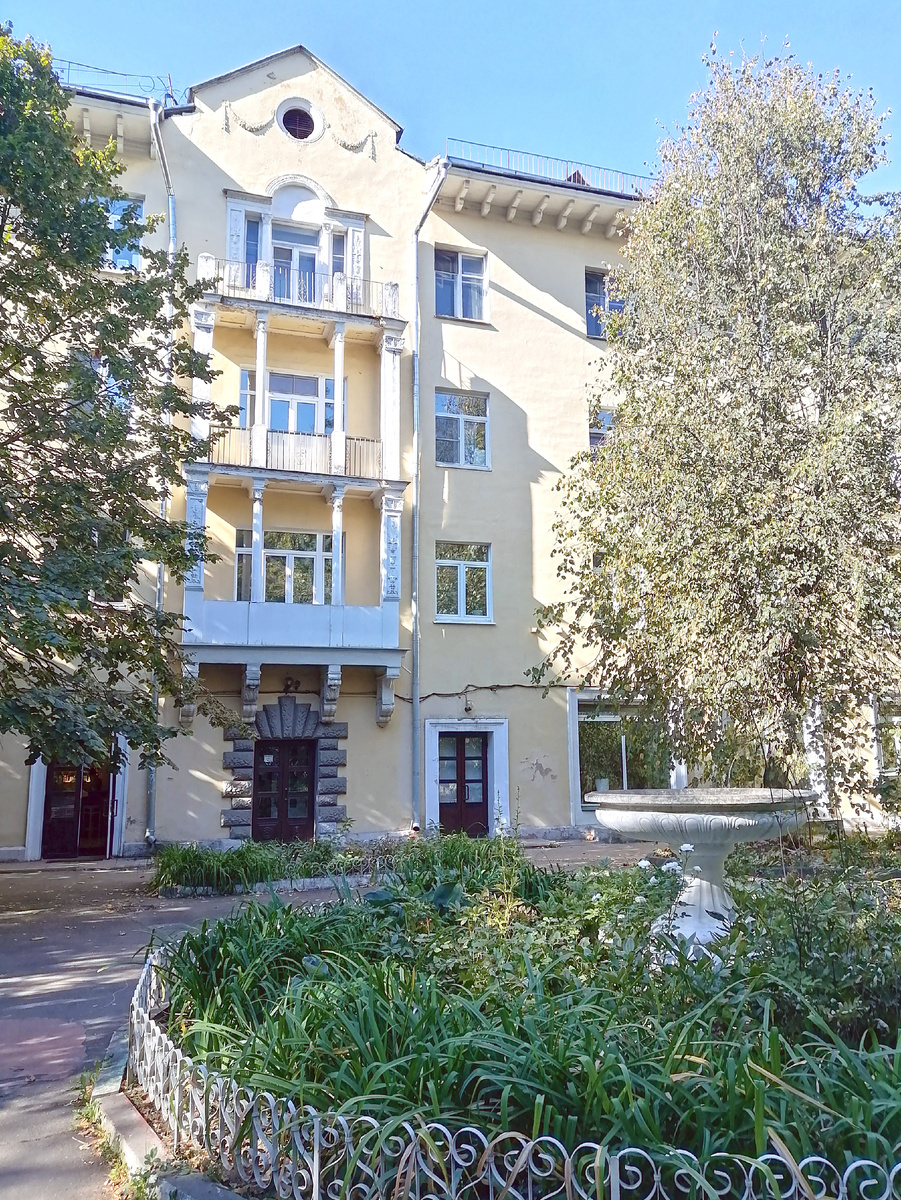 Один из домов Академгородка (улица Маршала Новикова, д. 1).