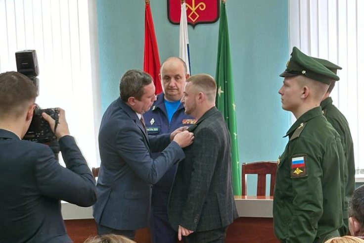 
Вручение медали «За отвагу». Фото: из личного архива