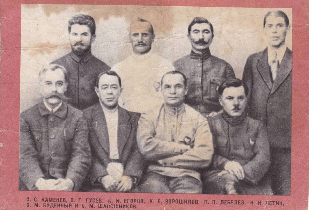 1920 год. Источник фото - https://archivogram.top/37687211-foto_ss_kamenev_sg_gusev_ai_egorov_ke_woroshilov_pp_lebedev_nn_petin_sm_budennyy_bm_shaposhnikov