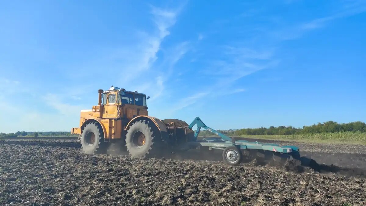 Фото: © Артем Борисов / Glavpahar.ru Трактор Кировец К-700 в поле (фото иллюстративное)