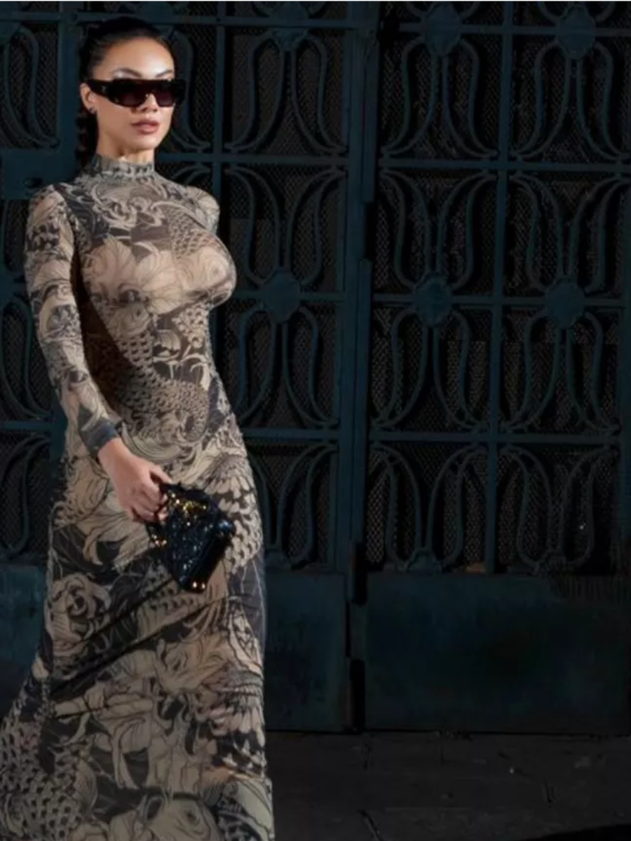 Платье с оригинальными аксессуарами.