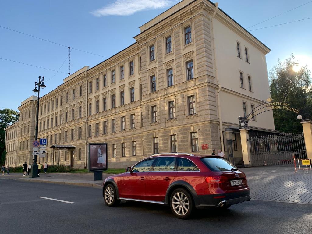 Во-первых, это красиво. Во-вторых, - эта Audi...