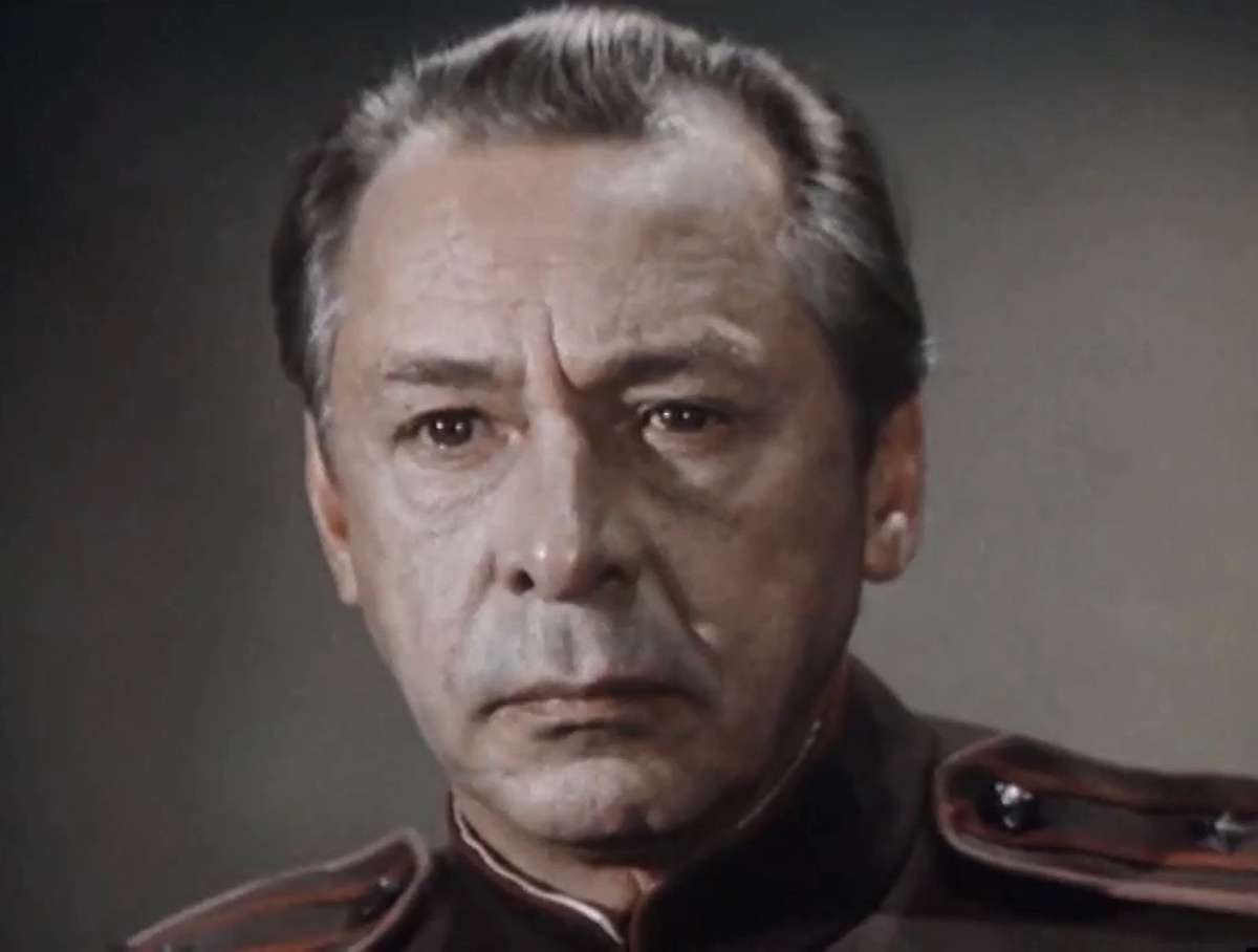 Кадр из кинофильма "Батальоны просят огня", 1985 г., режиссеры Владимир Чеботарёв, Александр Боголюбов, сценаристы Юрий Бондарев, Александр Боголюбов, композитор Андрей Петров (скриншот) 