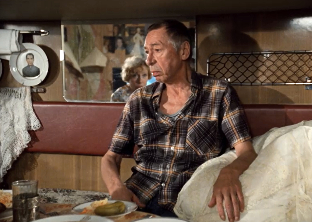 Кадр из кинофильма "Ширли-мырли", 1995 г., режиссер Владимир Меньшов, сценаристы Владимир Меньшов, Виталий Москаленко, Андрей Самсонов, композитор Тимур Коган (скриншот)