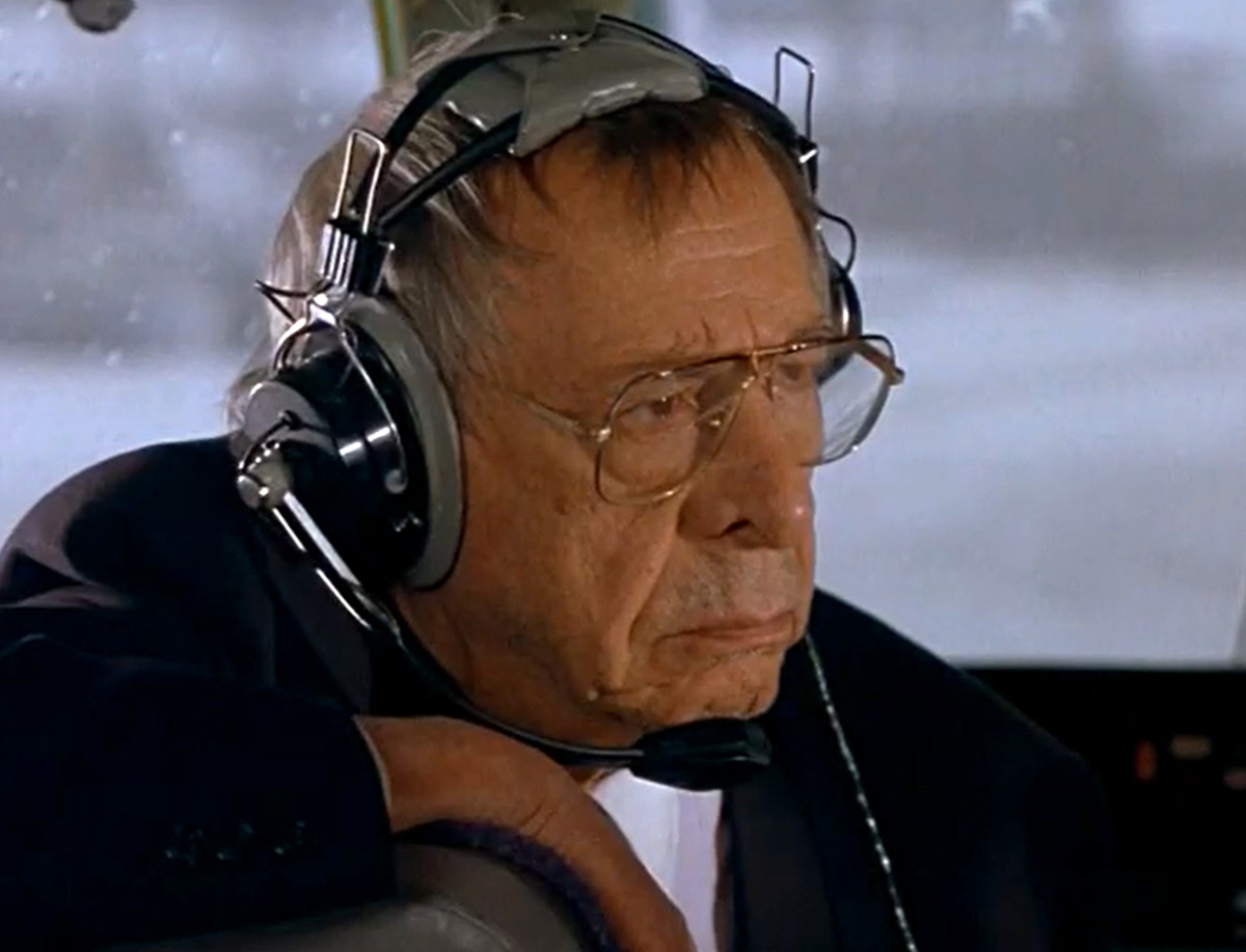 Кадр из кинофильма "Сочинение ко Дню Победы", 1998 г., режиссер Сергей Урсуляк, сценаристы Геннадий Островский, Алексей Зернов, композиторы Микаэл Таривердиев, Давид Тухманов (скриншот) 