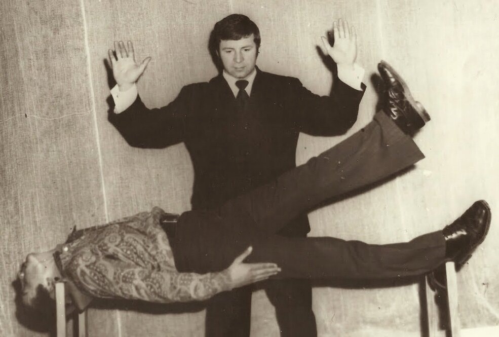 Анатолий Кашпировский положил человека на стулья