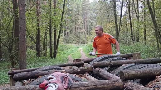 Хитрый дед с кувалдой и девушки певуньи в лесу