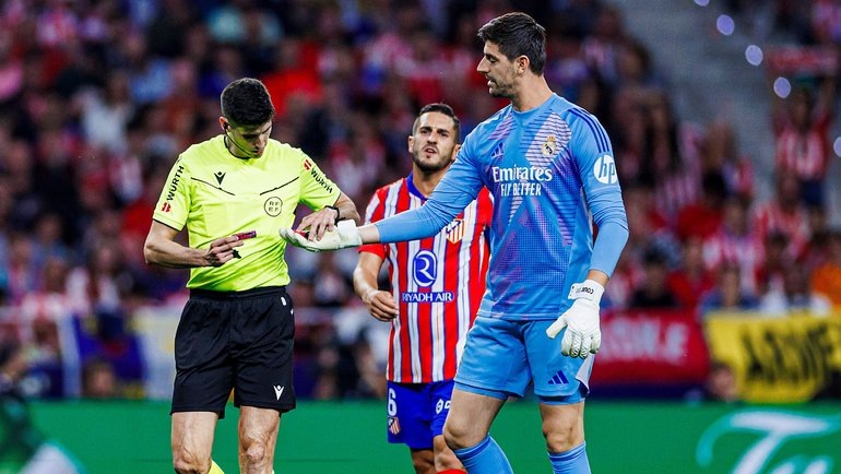    Арбитр Матео Бускетс Феррер (слева) в матче «Атлетико» — «Реал» (1:1). Global Look Press