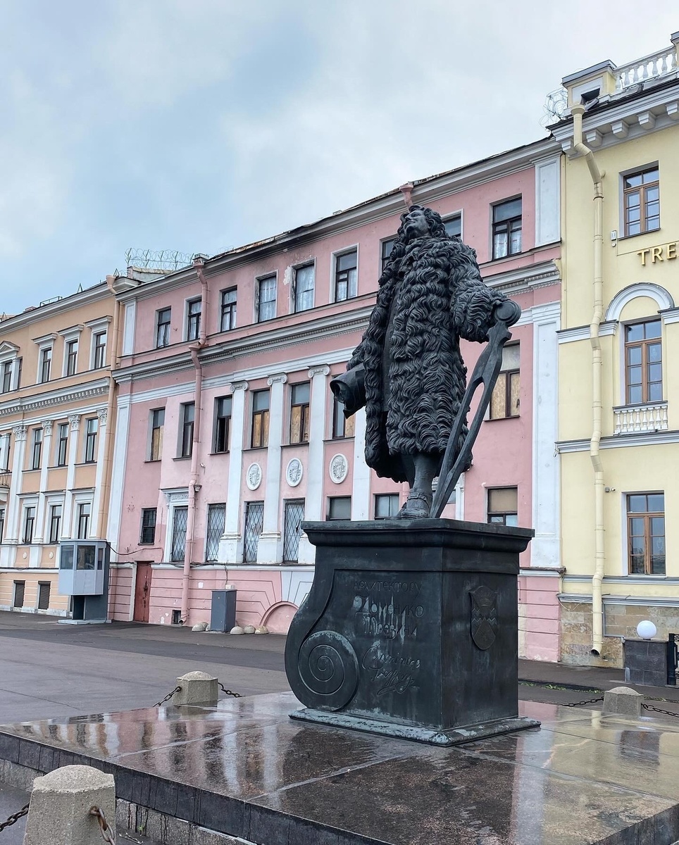 Вид с набережной и памятник Трезини